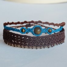 Mehrreihiges Armband 3 in 1 braun und türkisblau aus Mikro-Makramee